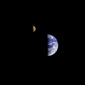 1992: “Family portrait” of Earth and Moon (Galileo)